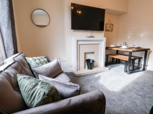 ein Wohnzimmer mit Sofa und Kamin in der Unterkunft 46 St Mary's Walk in Scarborough