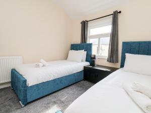 ein Schlafzimmer mit zwei Betten und einem Fenster in der Unterkunft 46 St Mary's Walk in Scarborough