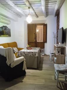 Televízia a/alebo spoločenská miestnosť v ubytovaní Vivienda Rural Sentirte 2 Centro de Aracena