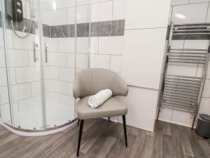 ein Badezimmer mit einem Stuhl mit einem Handtuch darauf in der Unterkunft 46 St Mary's Walk in Scarborough + 18 Fotos