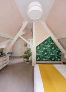 Un pat sau paturi într-o cameră la Coed Mawr Hall Bed & Breakfast