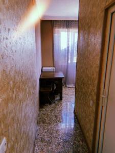 een hal van een kamer met een bureau en een deur bij Apartment in Kutaisi Agmashenebeli in Koetaisi