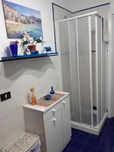 La salle de bains est pourvue d'une douche et d'un lavabo. dans l'établissement Home Casa Professa 1, à Palerme