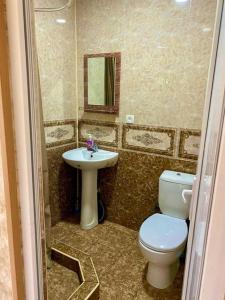 een badkamer met een toilet en een wastafel bij Apartment in Kutaisi Agmashenebeli in Koetaisi