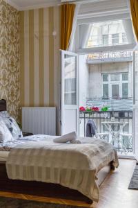 1 dormitorio con 1 cama y balcón en Luxury Downtown Home by Anna, en Budapest