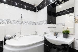 y baño con lavabo, bañera y aseo. en Luxury Downtown Home by Anna, en Budapest