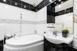 ein Badezimmer mit einem Waschbecken, einer Badewanne und einem WC in der Unterkunft Luxury Downtown Home by Anna in Budapest