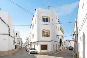 a white building on the side of a street at Apartamento Goya in Conil de la Frontera