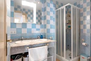 a bathroom with two sinks and a shower at Apartamento Goya in Conil de la Frontera +12 photos