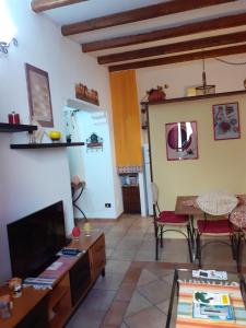 - un salon avec une télévision et une table dans l'établissement Home Casa Professa 1, à Palerme