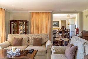 una sala de estar con un sofá y una mesa en Villa Echium T1, en Caniço