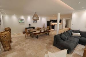 Posedenie v ubytovaní Magnifique Rez de jardin à 150 M de la mer