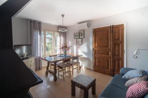 sala de estar con mesa y sofá azul en Apartamento a 3 Kms. de IGUALADA, en Santa Maragarida de Montbui