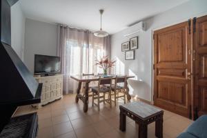 a living room with a dining room table and a television at Apartamento a 3 Kms. de IGUALADA in Santa Margarita de Mombúy
