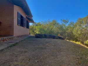 une grosse tortue allongée sur le côté d'un bâtiment dans l'établissement August de Saint Hilaire/ Reserva Alto da Colina, à Conceição da Ibitipoca