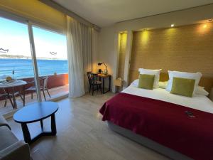 Palace Bonanza Playa Resort & SPA by Olivia Hotels Collection في إِييتاس: غرفة فندقية بسرير وإطلالة على المحيط