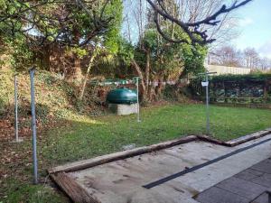 un giardino con un goal e un pallone da calcio di Kool 12 bed house in Letterkenny TowN a Letterkenny