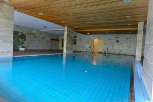 una gran piscina con suelo de baldosa azul en Haus Frauenpreiss F504, en Cuxhaven
