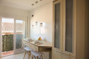 a kitchen with a counter with stools and a window at Tauste Centro - Piso in Tauste