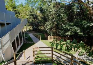 un jardin avec une clôture, des arbres et un bâtiment dans l'établissement PARK VEREDAS Flat 707, à Rio Quente