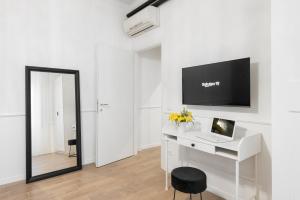 White flat Ground Floor tesisinde bir televizyon ve/veya eğlence merkezi