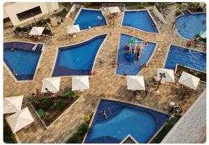 uma vista superior de uma grande piscina com água azul em PARK VEREDAS Flat 707 em Rio Quente