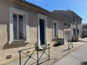 una casa con un cartel delante en Maison la Soleiade, en Carcassonne