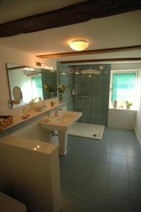 Ett badrum på Romantik Hotel Zum Rosenhof