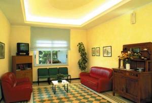TV a/nebo společenská místnost v ubytování Albergo Villa Mauri
