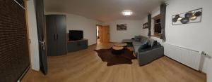 a living room with a couch and a tv at Ferienwohnung Frieda in Ellmau