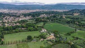 eine Luftansicht auf eine Stadt mit grünem Feld in der Unterkunft Agriturismo Michelangelo in Florenz