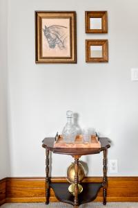 uma mesa com um vaso em cima numa sala em Stratton Creek Inn 