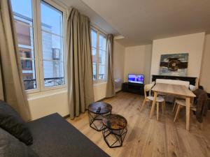 Televízia a/alebo spoločenská miestnosť v ubytovaní Agréable appartement, lumineux