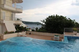 uma grande piscina ao lado de um edifício em Boka Residence 8 em Herceg Novi