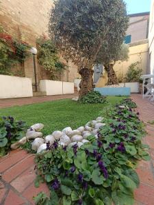 a herd of stuffed animals in a garden at B&B La Chicca in Ravenna