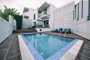 a swimming pool in the backyard of a house at Casa Branca in Funchal