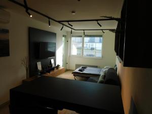 Televízia a/alebo spoločenská miestnosť v ubytovaní Chill & Relax Apartment