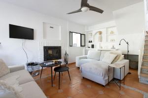 un soggiorno con divano e camino di Casa Alejandro a Marbella