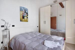 een slaapkamer met een groot bed en een spiegel bij Bilocale Serra in Bonassola