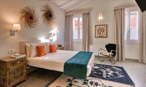 una camera con letto, scrivania e sedia di Right House - Indipendent in Characteristic Marina District a Cagliari