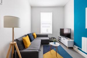Телевизор и/или развлекательный центр в Judah Suites by Koya Homes - TV Bed Apartment, Central High Street, Free Parking