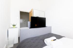 Телевизор и/или развлекательный центр в Judah Suites by Koya Homes - TV Bed Apartment, Central High Street, Free Parking