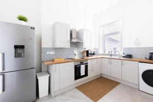 Кухня или мини-кухня в Judah Suites by Koya Homes - TV Bed Apartment, Central High Street, Free Parking
