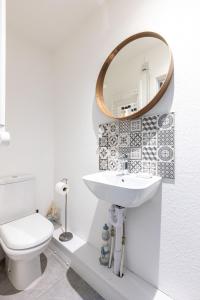 Ванная комната в Judah Suites by Koya Homes - TV Bed Apartment, Central High Street, Free Parking