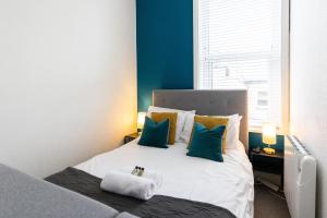 Кровать или кровати в номере Judah Suites by Koya Homes - TV Bed Apartment, Central High Street, Free Parking