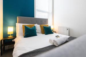 Кровать или кровати в номере Judah Suites by Koya Homes - TV Bed Apartment, Central High Street, Free Parking