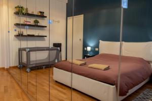 ラヴェンナにあるLa Casetta in Centroのベッドルーム1室(ガラス張りのベッド1台付)