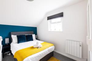 Кровать или кровати в номере Judah Suites by Koya Homes - TV Bed Apartment, Central High Street, Free Parking