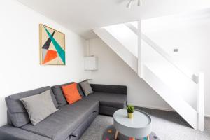 Гостиная зона в Judah Suites by Koya Homes - TV Bed Apartment, Central High Street, Free Parking