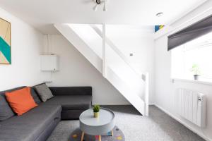 Гостиная зона в Judah Suites by Koya Homes - TV Bed Apartment, Central High Street, Free Parking
